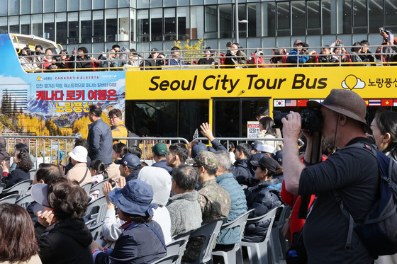 '의장대 시범, 눈길 사로잡네'