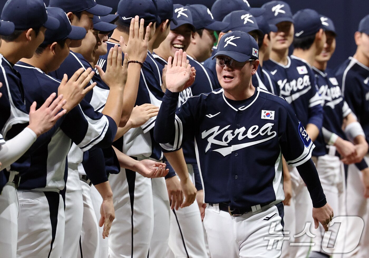 본문 이미지 - 9일 오후 서울 구로구 고척스카이돔에서 열린 2026 WBC 대비 평가전 '2025 네이버 K-베이스볼 시리즈(K-BASEBALL SERIES)' 체코와의 2차전 경기에 앞서 류지현 감독이 선수들과 결의를 다지며 하이파이브 하고 있다. 2025.11.9/뉴스1 ⓒ News1 구윤성 기자