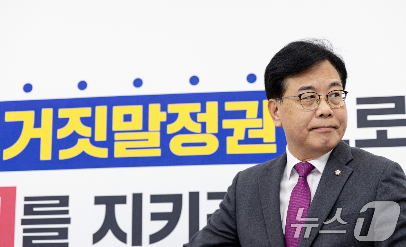 (서울=뉴스1) 이승배 기자 = 송언석 국민의힘 원내대표가 9일 서울 여의도 국회에서 열린 현안 관련 기자간담회에 참석하고 있다. 2025.11.9/뉴스1