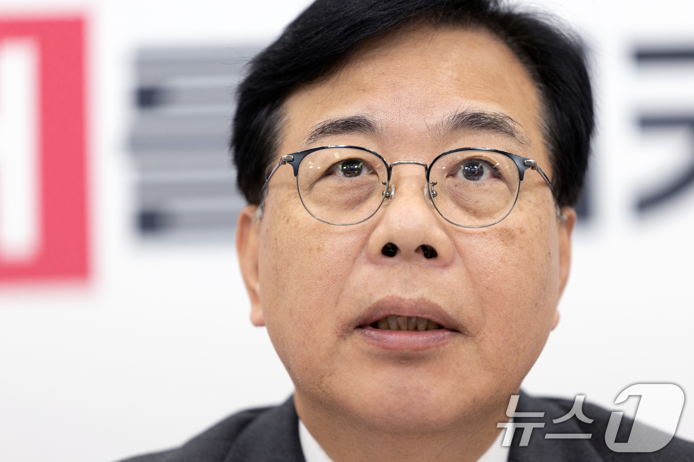(서울=뉴스1) 이승배 기자 = 송언석 국민의힘 원내대표가 9일 서울 여의도 국회에서 열린 현안 관련 기자간담회에서 모두발언하고 있다. 2025.11.9/뉴스1