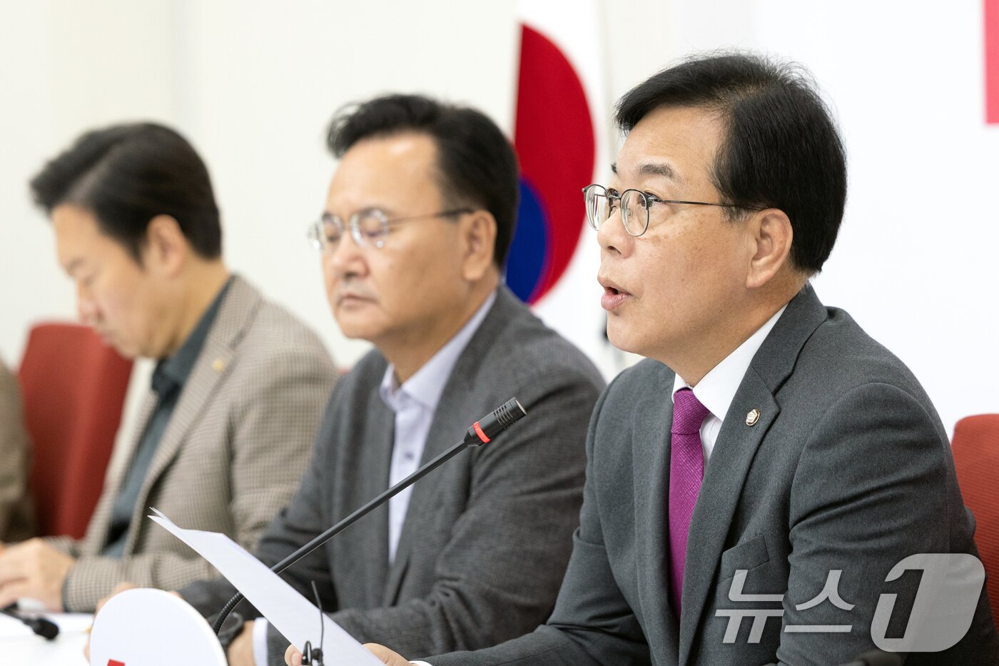 본문 이미지 - 송언석 국민의힘 원내대표가 9일 서울 여의도 국회에서 열린 현안 관련 기자간담회에서 모두발언하고 있다. 2025.11.9/뉴스1 ⓒ News1 이승배 기자