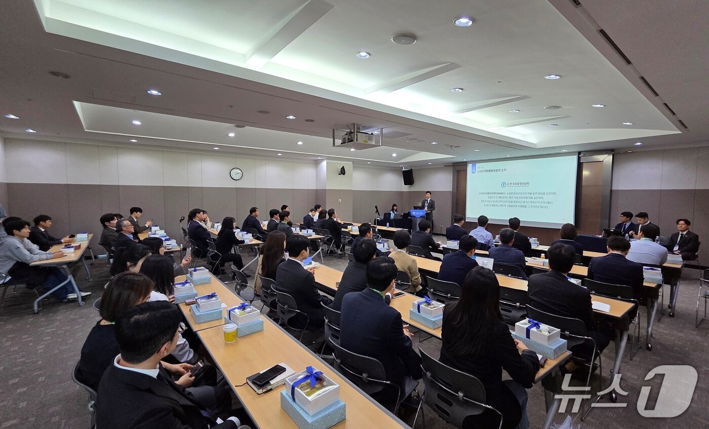 본문 이미지 - 최이돈 한국동물병원협회 회장이 1일 대구 엑스코에서 열린 '카하 파트너스 설명회'에서 협회 소개를 하고 있다. ⓒ 뉴스1 최서윤 기자