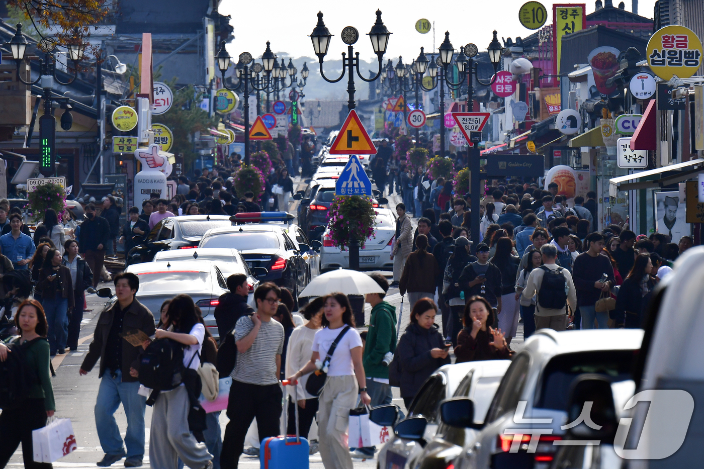 (경주=뉴스1) 최창호 기자 = 9일 경북 경주시 관광명소로 알려진 황리단길 곳곳이 관광객들로 붐비고 있다.  2025.11.9/뉴스1