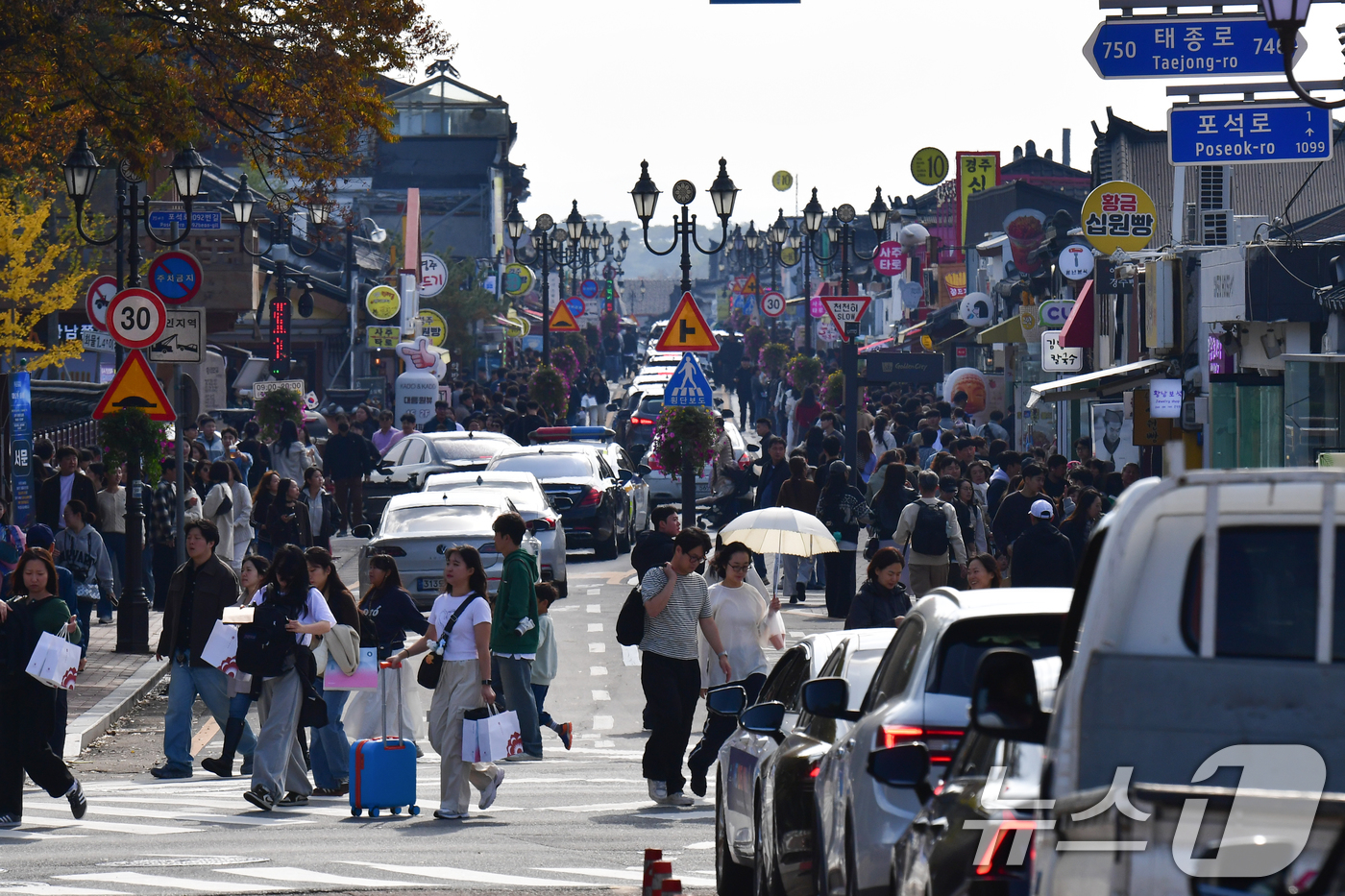 (경주=뉴스1) 최창호 기자 = 9일 경북 경주시 관광명소로 알려진 황리단길 곳곳이 관광객들로 붐비고 있다. 2025.11.9/뉴스1
