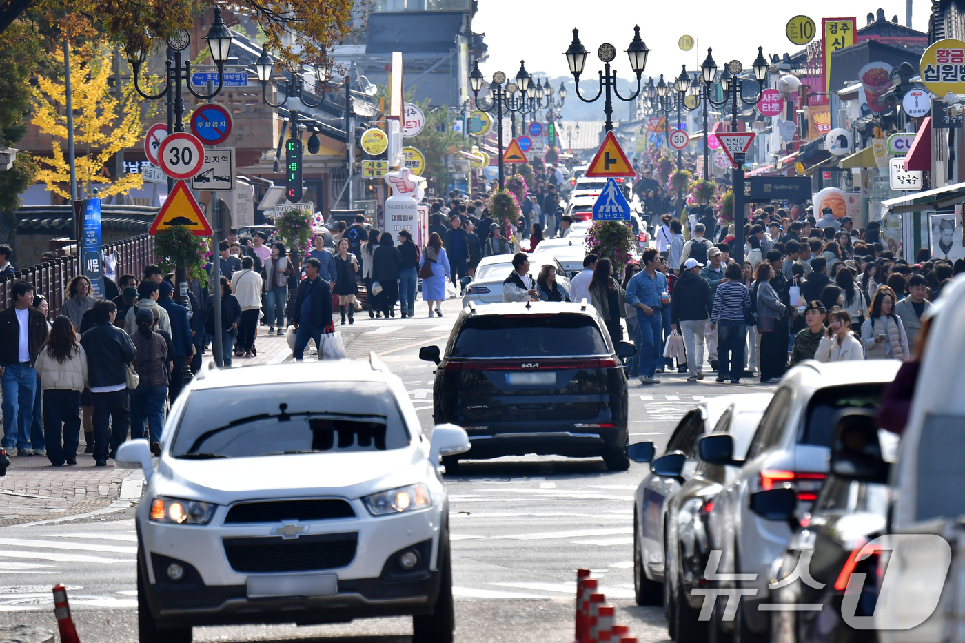 (경주=뉴스1) 최창호 기자 = 9일 경북 경주시 관광명소로 알려진 황리단길 곳곳이 관광객들로 붐비고 있다. 2025.11.9/뉴스1