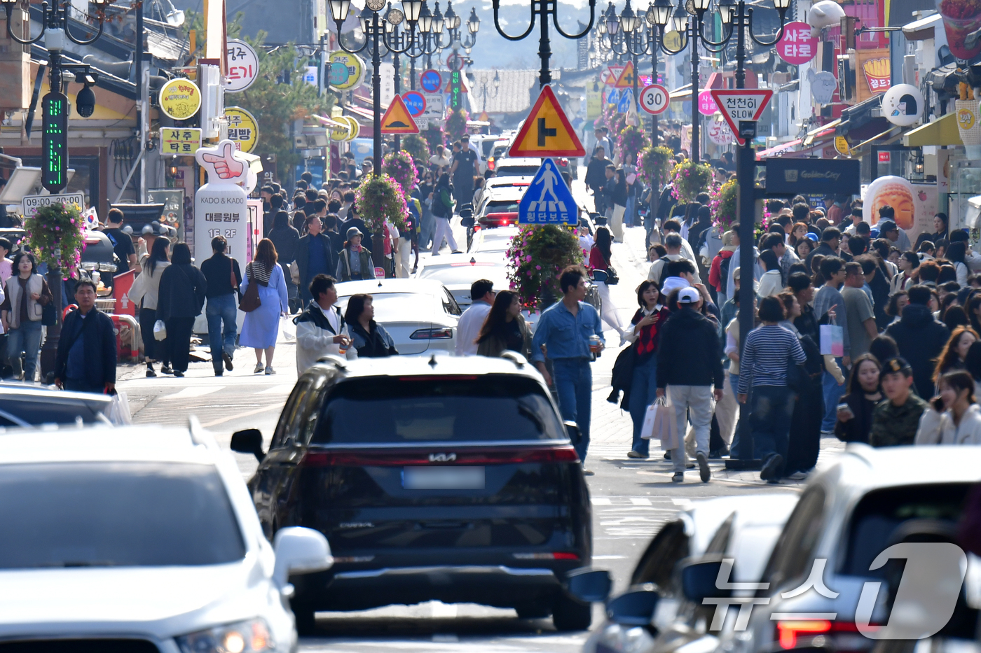 (경주=뉴스1) 최창호 기자 = 9일 경북 경주시 관광명소로 알려진 황리단길 곳곳이 관광객들로 붐비고 있다. 2025.11.9/뉴스1