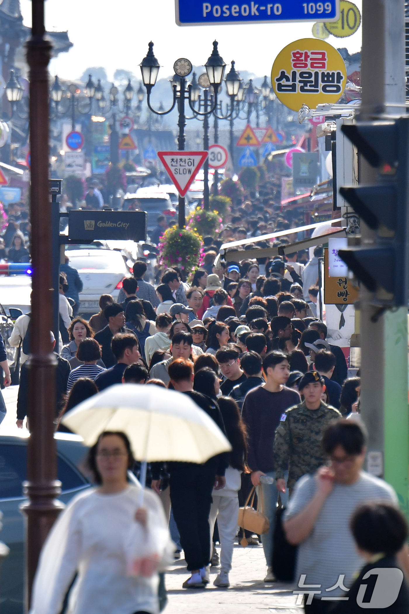 (경주=뉴스1) 최창호 기자 = 9일 경북 경주시 관광명소로 알려진 황리단길 곳곳이 관광객들로 붐비고 있다. 2025.11.9/뉴스1