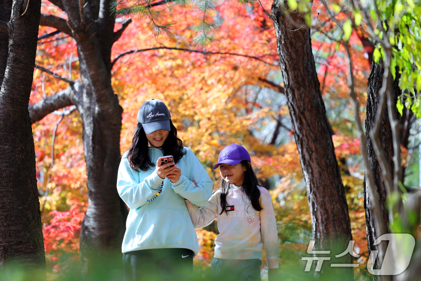 (서울=뉴스1) 황기선 기자 = 온화한 가을 날씨를 보인 9일 오후 서울 종로구 인왕산 등산로에서 시민들이 단풍과 함께 즐거운 시간을 보내고 있다.  2025.11.9/뉴스1