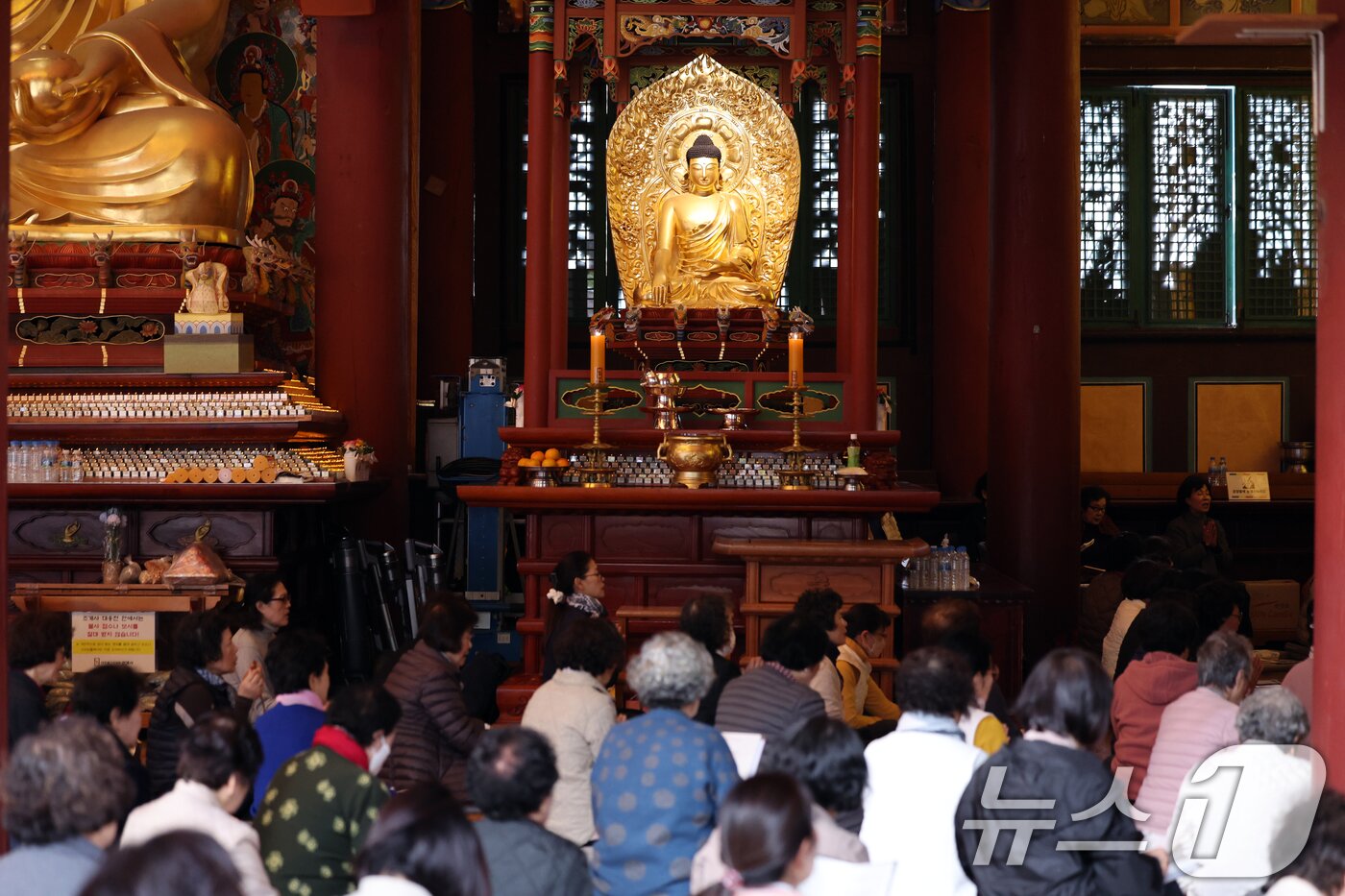 본문 이미지 - 2026학년도 대학수학능력시험을 나흘 앞둔 9일 서울 종로구 조계사에서 열린 수능 기도를 찾은 수험생 학부모 및 불자들이 기도를 하고 있다. 2025.11.9/뉴스1 ⓒ News1 이호윤 기자