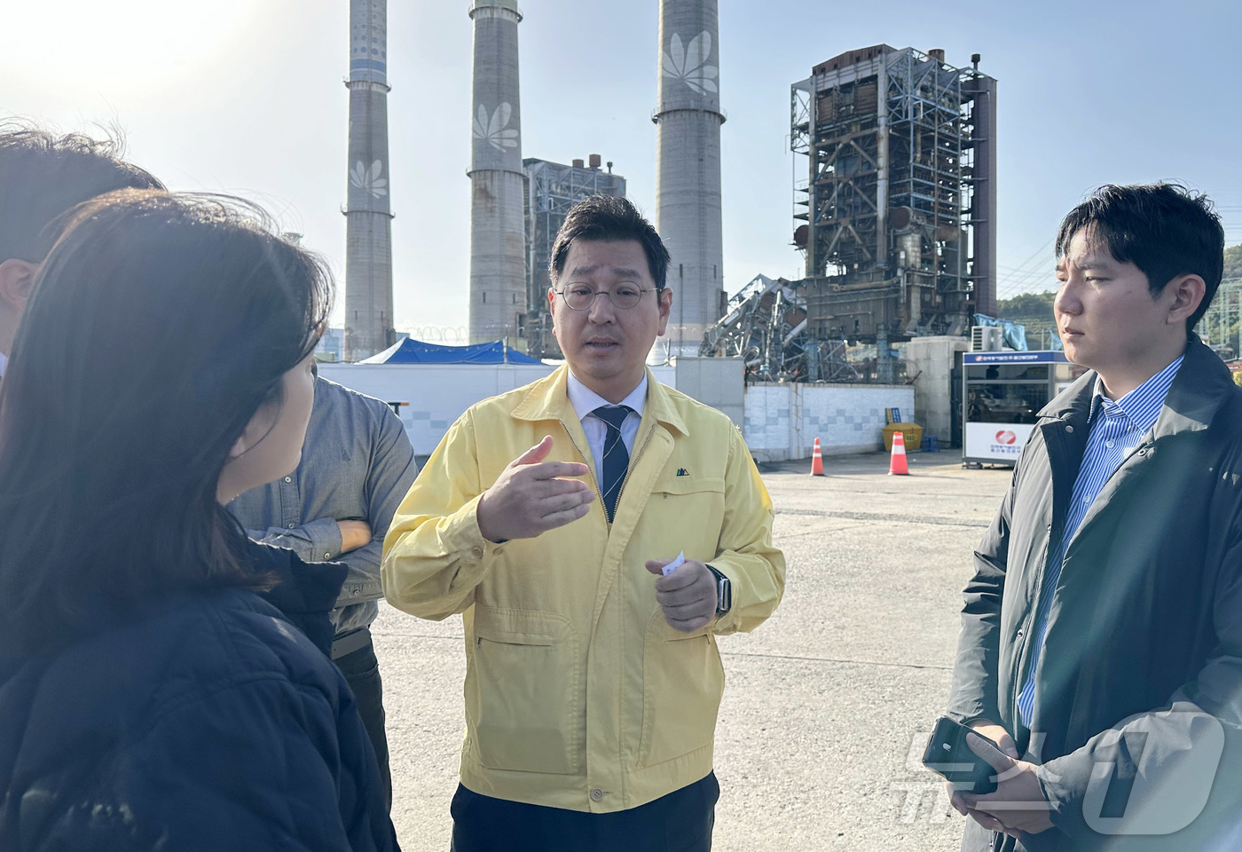 (울산=뉴스1) 조민주 기자 = 더불어민주당 울산시당 울산화력발전소 보일러 타워 붕괴 사고 수습 태스크포스(TF)팀 단장인 김태선 의원(울산 동구)이 9일 사고 현장에서 취재진의 …