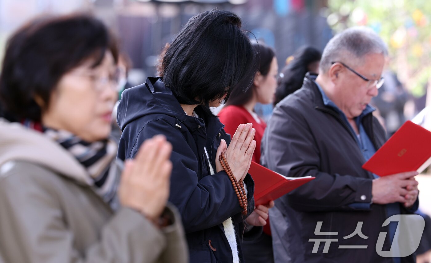 본문 이미지 - 2026학년도 대학수학능력시험을 나흘 앞둔 9일 서울 종로구 조계사에서 열린 수능 기도를 찾은 수험생 학부모 및 불자들이 기도를 하고 있다. 2025.11.9/뉴스1 ⓒ News1 이호윤 기자