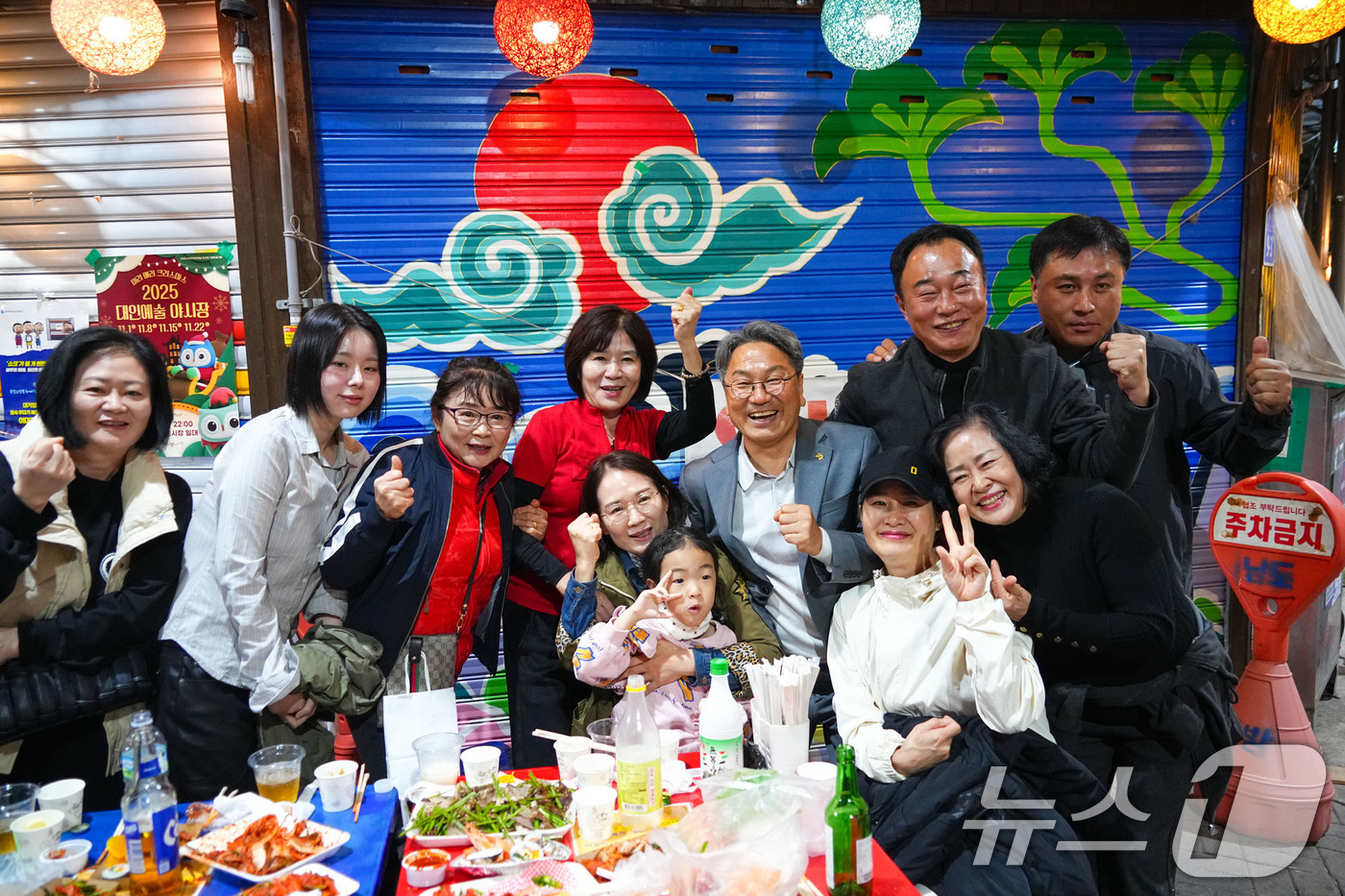 (광주=뉴스1) 박준배 기자 = 강기정 광주시장이 지난 8일 오후 동구 대인예술야시장을 방문해 상인들을 격려하고 야시장을 찾은 시민들과 인사를 나누며 기념촬영을 하고 있다.(광주시 …
