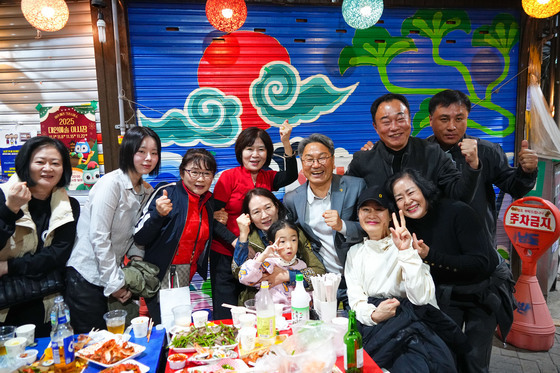 강기정 시장, 대인예술야시장서 상인·시민과 현장 소통