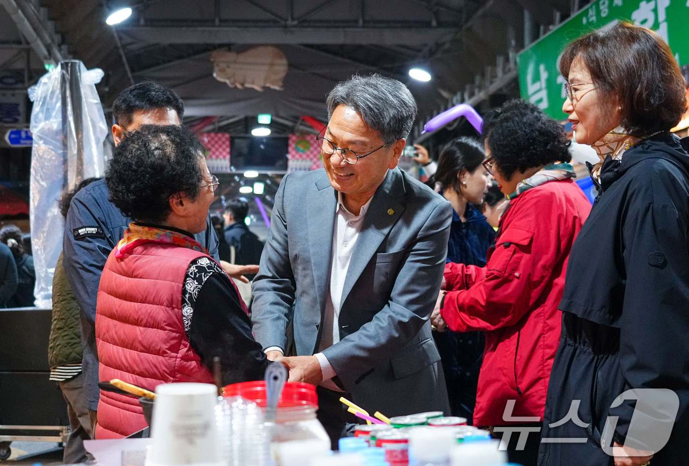 (광주=뉴스1) 박준배 기자 = 강기정 광주시장이 지난 8일 오후 동구 대인예술야시장을 방문해 상인들을 격려하고 야시장을 찾은 시민들과 인사를 나누고 있다.(광주시 제공. 재판매 …