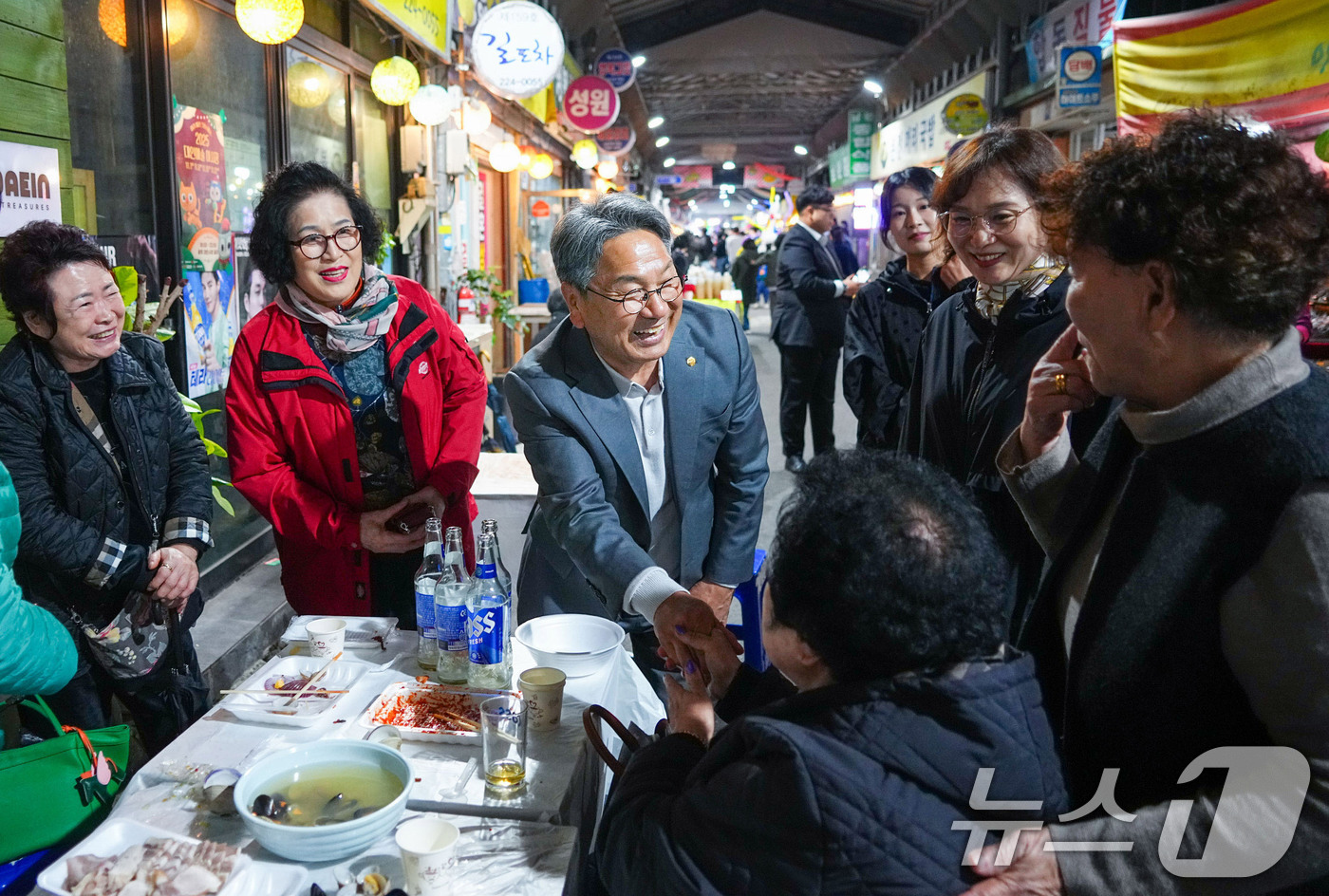 (광주=뉴스1) 박준배 기자 = 강기정 광주시장이 지난 8일 오후 동구 대인예술야시장을 방문해 상인들을 격려하고 야시장을 찾은 시민들과 인사를 나누고 있다.(광주시 제공. 재판매 …