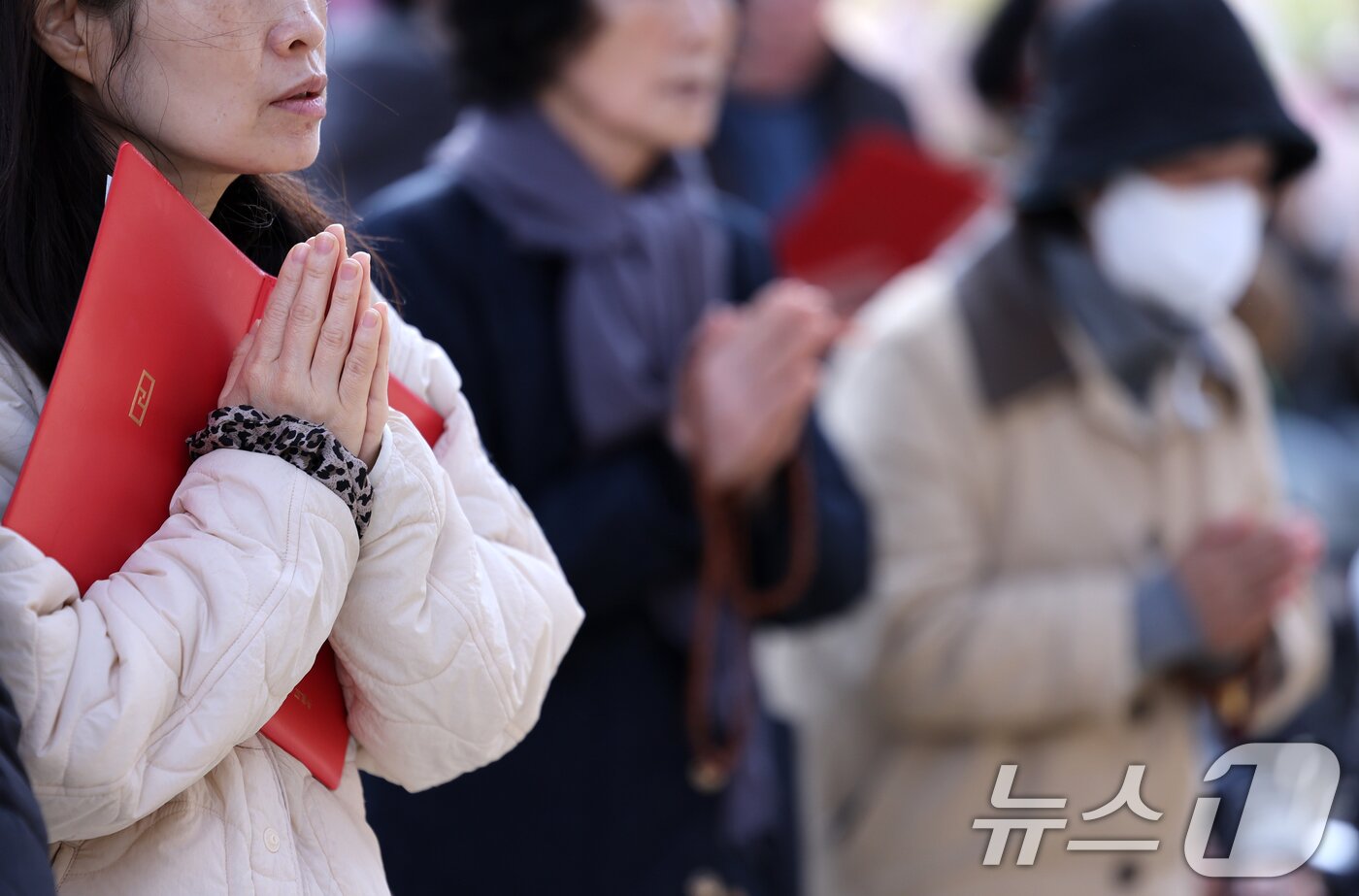 본문 이미지 - 2026학년도 대학수학능력시험을 나흘 앞둔 9일 서울 종로구 조계사에서 열린 수능 기도를 찾은 수험생 학부모 및 불자들이 기도를 하고 있다. 2025.11.9/뉴스1 ⓒ News1 이호윤 기자