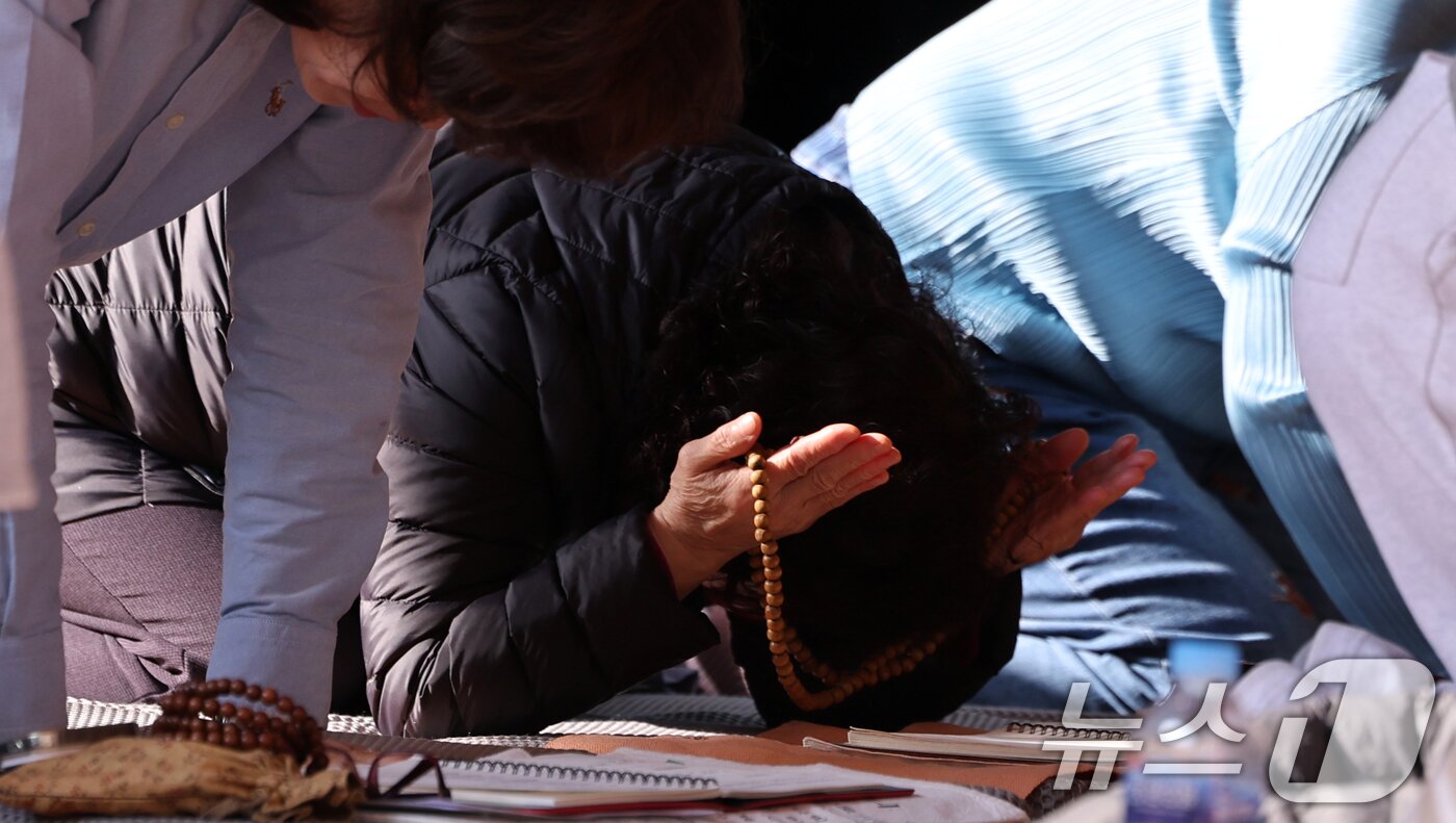 본문 이미지 - 2026학년도 대학수학능력시험을 나흘 앞둔 9일 서울 종로구 조계사에서 열린 수능 기도를 찾은 수험생 학부모 및 불자들이 기도를 하고 있다. 2025.11.9/뉴스1 ⓒ News1 이호윤 기자