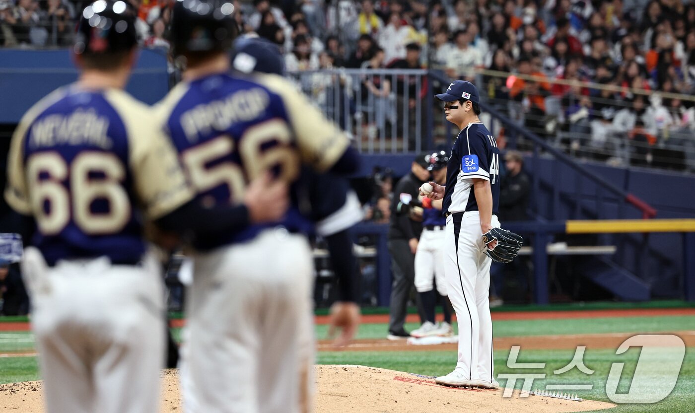 본문 이미지 - 9일 오후 서울 구로구 고척스카이돔에서 열린 2026 WBC 대비 평가전 '2025 네이버 K-베이스볼 시리즈(K-BASEBALL SERIES)' 체코와의 2차전 경기. 5회말 체코의 공격 2사 1,2루 프로콥의 안타로 실점을 허용한 김서현이 숨을 고르고 있다. 2025.11.9/뉴스1 ⓒ News1 구윤성 기자