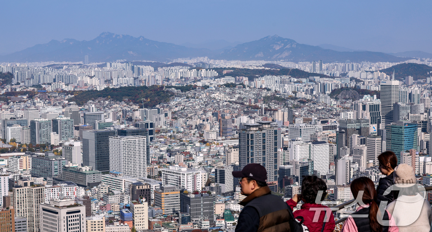 (서울=뉴스1) 이호윤 기자 = 9일 한국부동산원이 발표한 매입자연령대별 아파트 매매 거래현황 통계에 따르면 지난 9월에 신고된 서울 아파트 매매거래량(6천796건)의 36.7%를 …