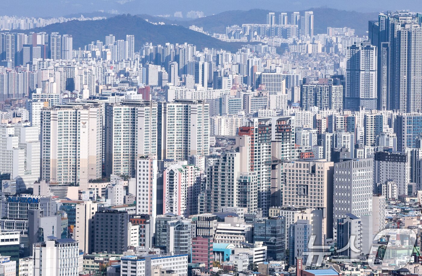 본문 이미지 - 서울 남산에서 바라본 아파트 단지 모습. 2025.11.9/뉴스1 ⓒ News1 이호윤 기자