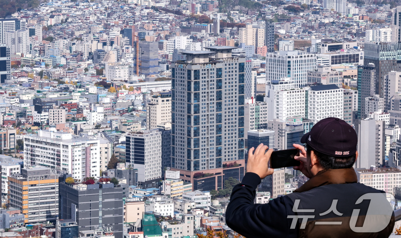 (서울=뉴스1) 이호윤 기자 = 9일 한국부동산원이 발표한 매입자연령대별 아파트 매매 거래현황 통계에 따르면 지난 9월에 신고된 서울 아파트 매매거래량(6천796건)의 36.7%를 …