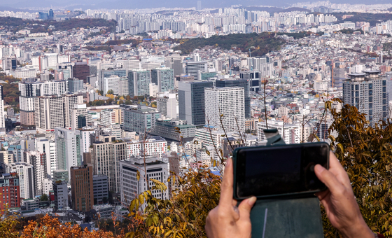규제에 더 벌어진 집값 격차, 저가 아파트 7채로 강남권 한채 산다