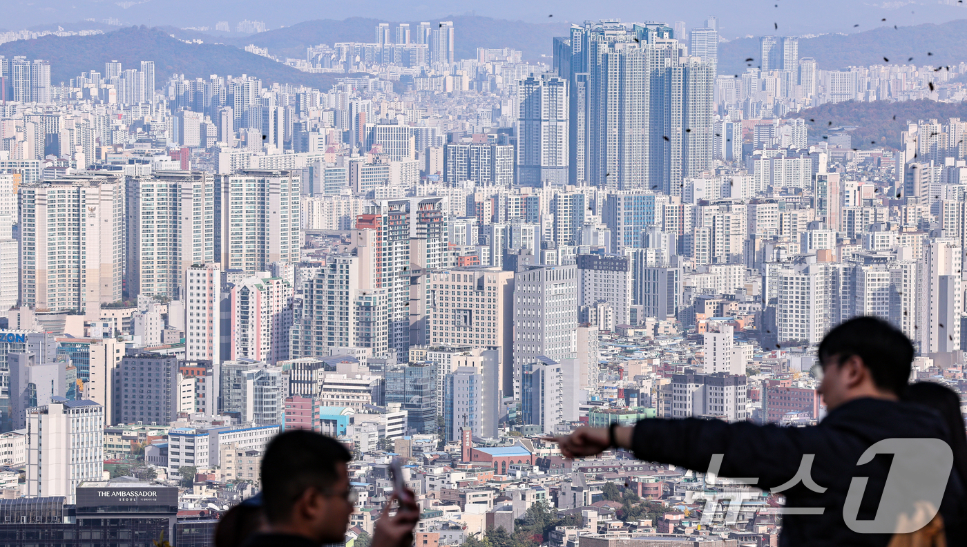 (서울=뉴스1) 이호윤 기자 = 9일 한국부동산원이 발표한 매입자연령대별 아파트 매매 거래현황 통계에 따르면 지난 9월에 신고된 서울 아파트 매매거래량(6천796건)의 36.7%를 …