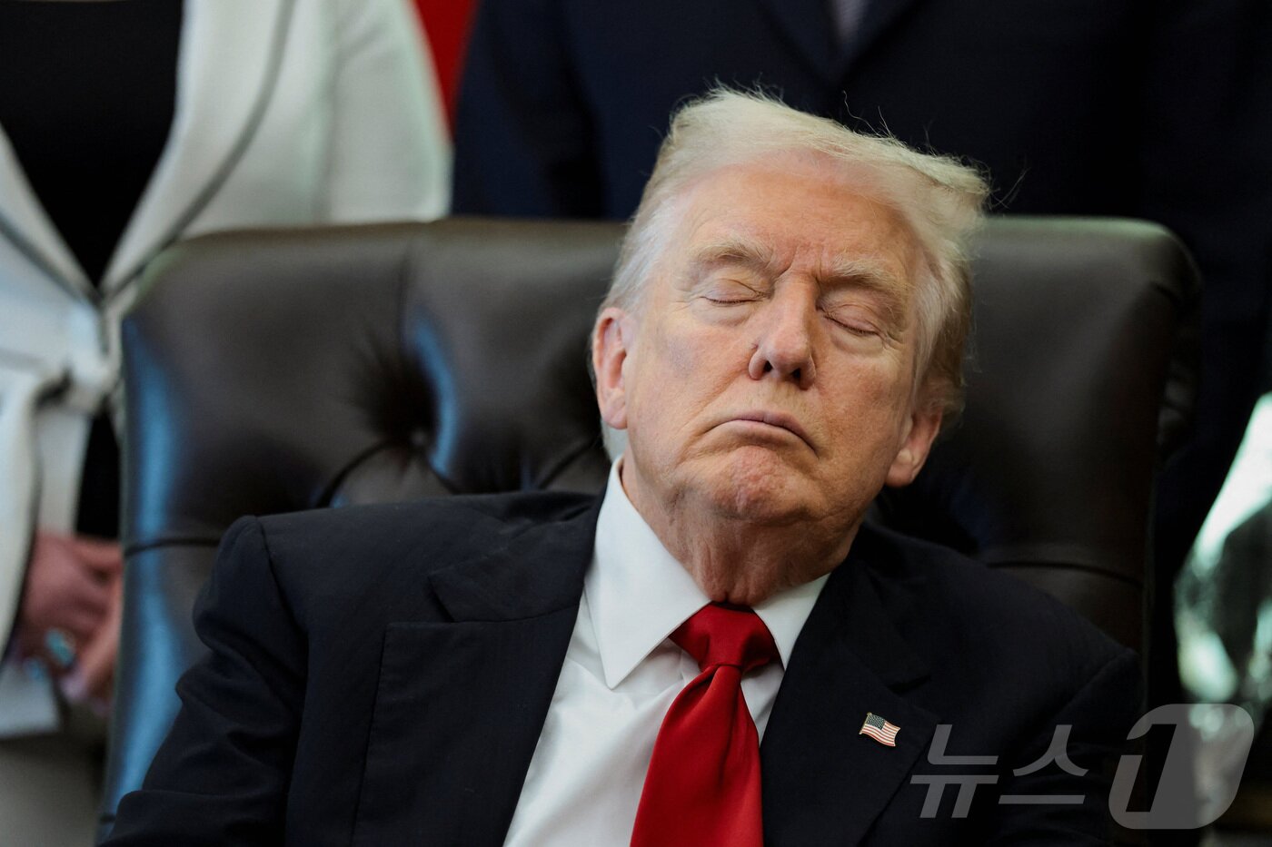 본문 이미지 - 도널드 트럼프 미국 대통령이 6일&#40;현지시간&#41; 백악관 집무실에서 열린 비만약 가격 인하 회견에서 눈을 감은 채 앉아 있다. ⓒ 로이터=뉴스1