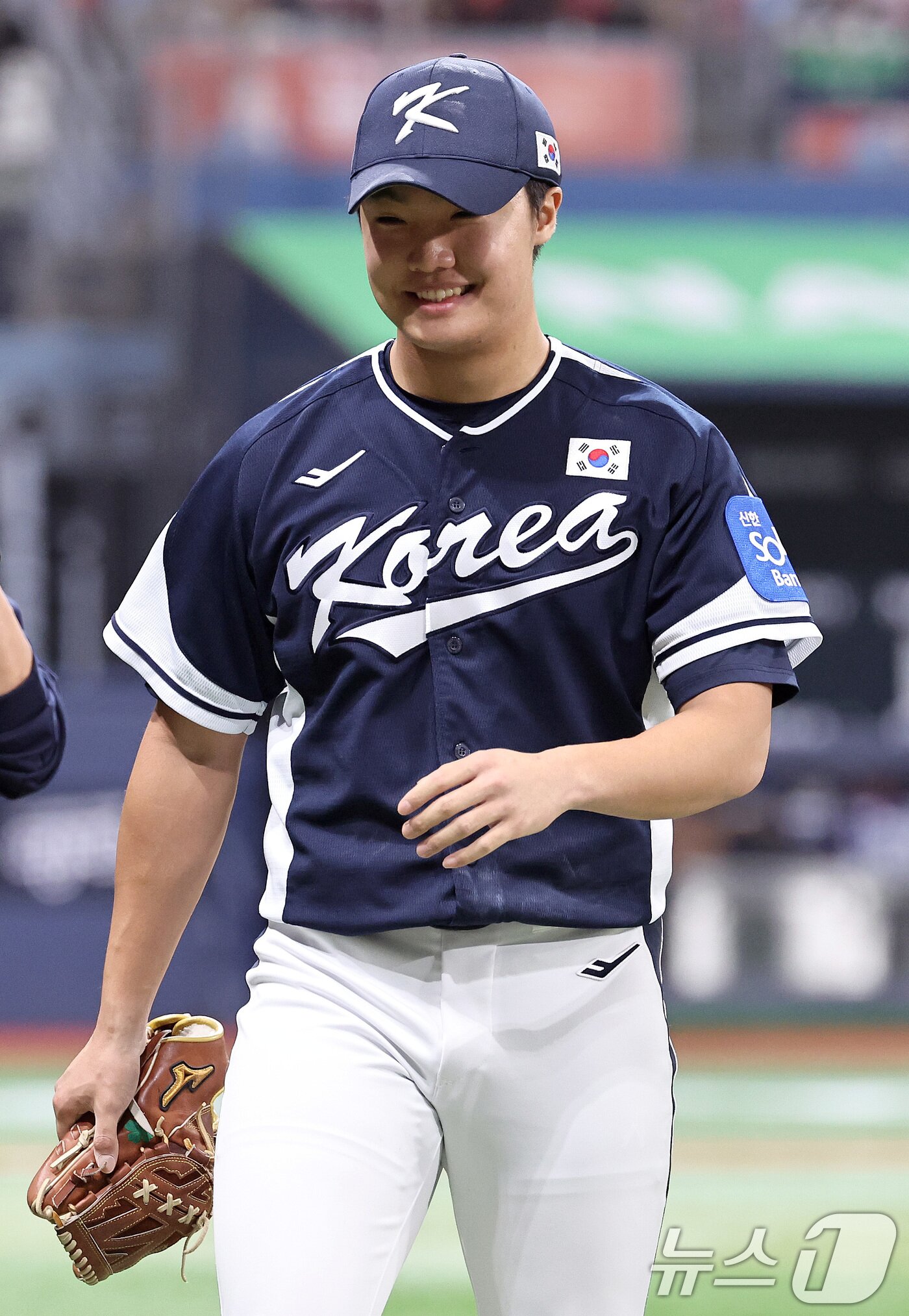 본문 이미지 - 9일 오후 서울 구로구 고척스카이돔에서 열린 2026 WBC 대비 평가전 &#39;2025 네이버 K-베이스볼 시리즈&#40;K-BASEBALL SERIES&#41;&#39; 체코와의 2차전 경기. 5회말 2사 1, 3루 상황 마운드에 오른 대한민국 투수 정우주가 삼진으로 이닝을 마친 뒤 웃음짓고 있다. 2025.11.9/뉴스1 ⓒ News1 구윤성 기자