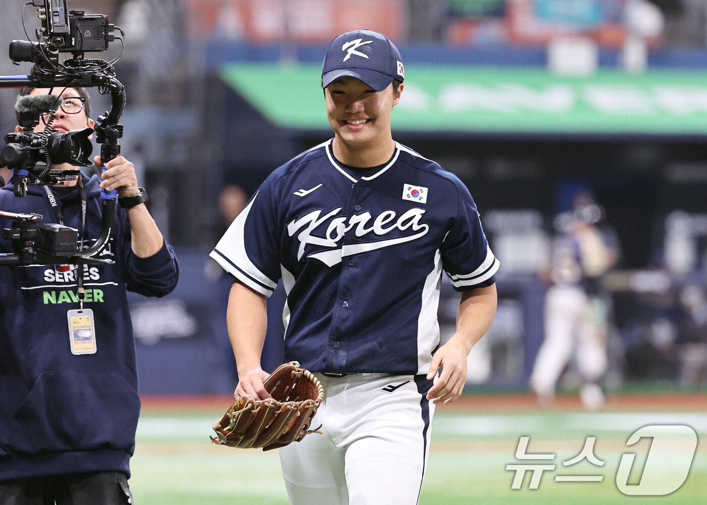 본문 이미지 - 9일 오후 서울 구로구 고척스카이돔에서 열린 2026 WBC 대비 평가전 '2025 네이버 K-베이스볼 시리즈(K-BASEBALL SERIES)' 체코와의 2차전 경기. 5회말 2사 1, 3루 상황 마운드에 오른 대표팀 투수 정우주가 삼진으로 이닝을 마친 뒤 웃음짓고 있다. 2025.11.9/뉴스1 ⓒ News1 구윤성 기자