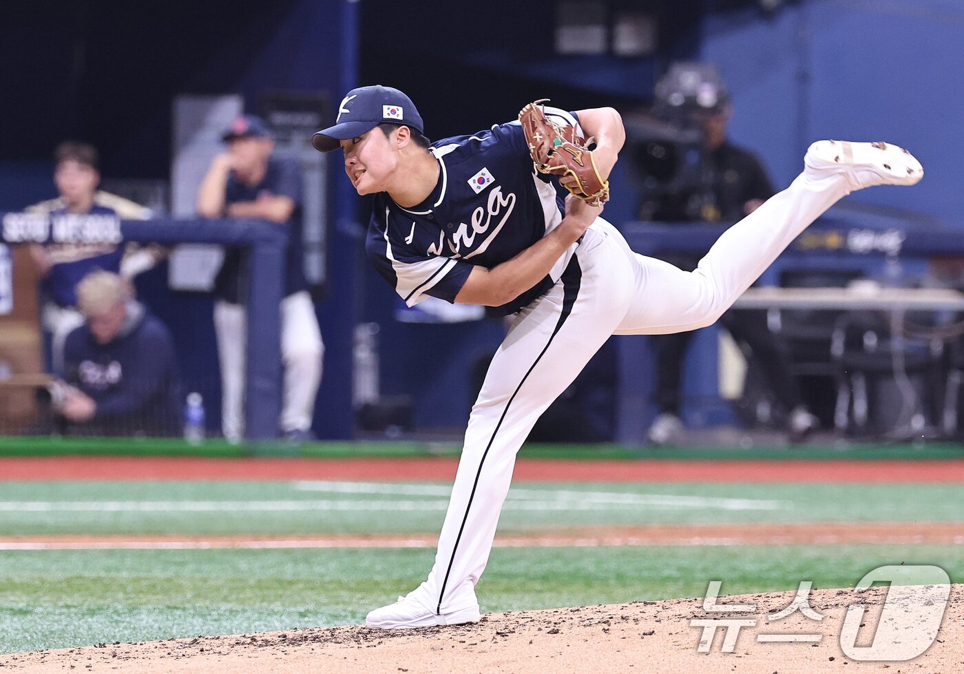 본문 이미지 - 9일 오후 서울 구로구 고척스카이돔에서 열린 2026 WBC 대비 평가전 &#39;2025 네이버 K-베이스볼 시리즈&#40;K-BASEBALL SERIES&#41;&#39; 체코와의 2차전 경기. 5회 마운드에 오른 정우주가 역투하고 있다. 2025.11.9/뉴스1 ⓒ News1 구윤성 기자