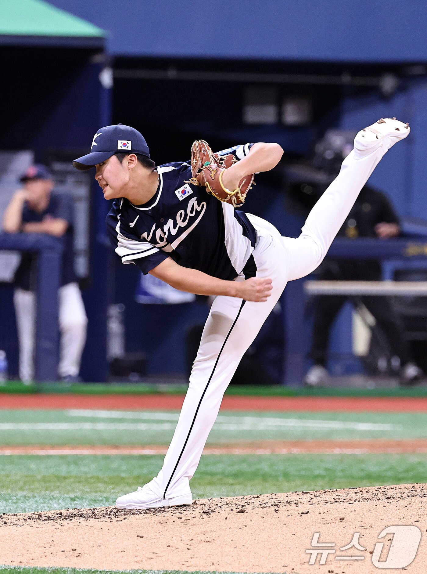 본문 이미지 - 9일 오후 서울 구로구 고척스카이돔에서 열린 2026 WBC 대비 평가전 '2025 네이버 K-베이스볼 시리즈(K-BASEBALL SERIES)' 체코와의 2차전 경기. 5회 마운드에 오른 정우주가 역투하고 있다. 2025.11.9/뉴스1 ⓒ News1 구윤성 기자
