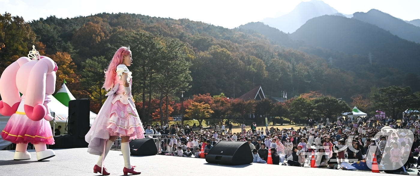 (구미=뉴스1) 정우용 기자 = 구미 라면축제 연계행사로 9일 금오산 잔디광장에서 '캐치 티닝핑' 콘서트가 열리고 있다. 3일간 열린 라면축제에는 35만명의 방문객과 갓튀긴 라면 …