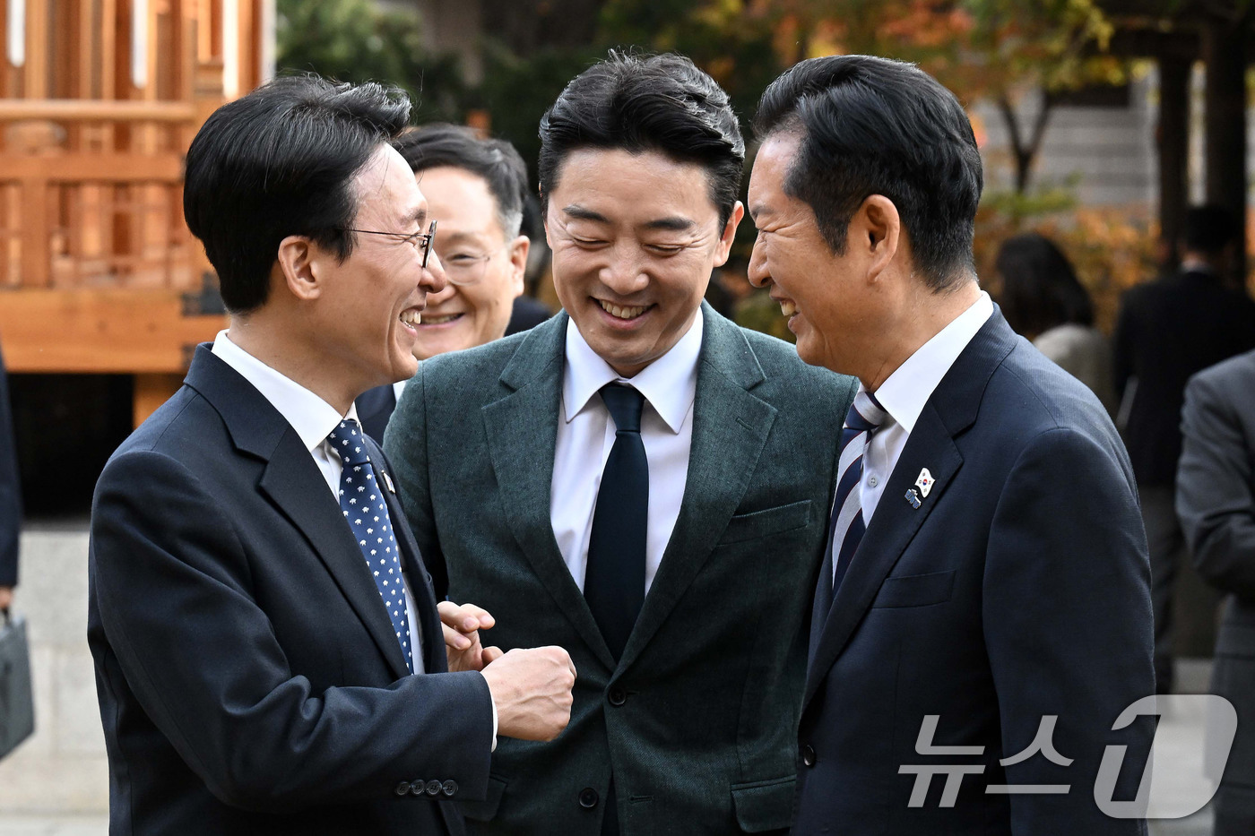 (서울=뉴스1) 이광호 기자 = 김민석 국무총리(왼쪽)와 정청래 더불어민주당 대표(오른쪽), 강훈식 대통령실 비서실장이 9일 서울 종로구 삼청동 총리공관에서 열린 고위당정협의회에서 …