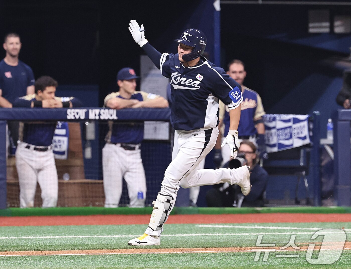 본문 이미지 - 9일 오후 서울 구로구 고척스카이돔에서 열린 2026 WBC 대비 평가전 '2025 네이버 K-베이스볼 시리즈(K-BASEBALL SERIES)' 체코와의 2차전 경기. 대한민국 이재원이 9회초 무사 1루때 투런홈런을 친 뒤 그라운드를 돌고 있다. 2025.11.9/뉴스1 ⓒ News1 구윤성 기자