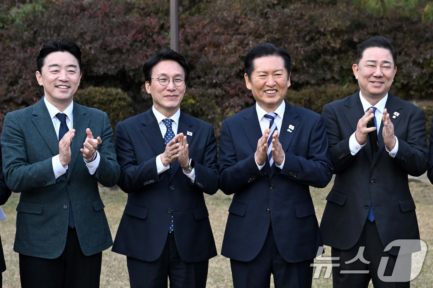 (서울=뉴스1) 이광호 기자 = 김민석 국무총리와 정청래 더불어민주당 대표, 김병기 더불어민주당 원내대표, 강훈식 대통령실 비서실장이 9일 서울 종로구 국무총리공관에서 열린 고위당 …