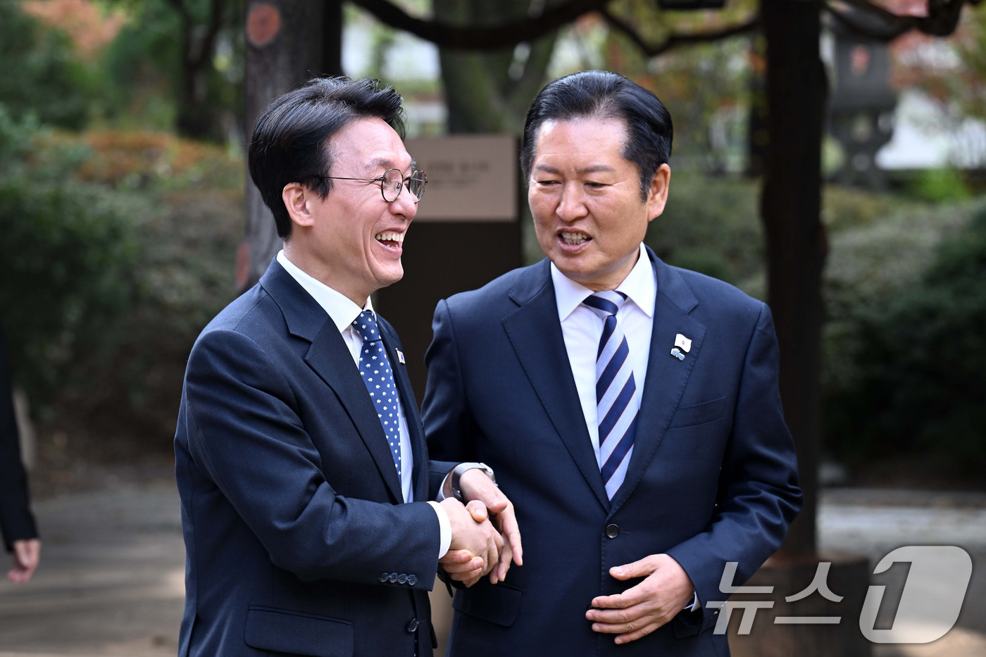 악수하는 김민석 총리와 정청래 대표 - 뉴스1