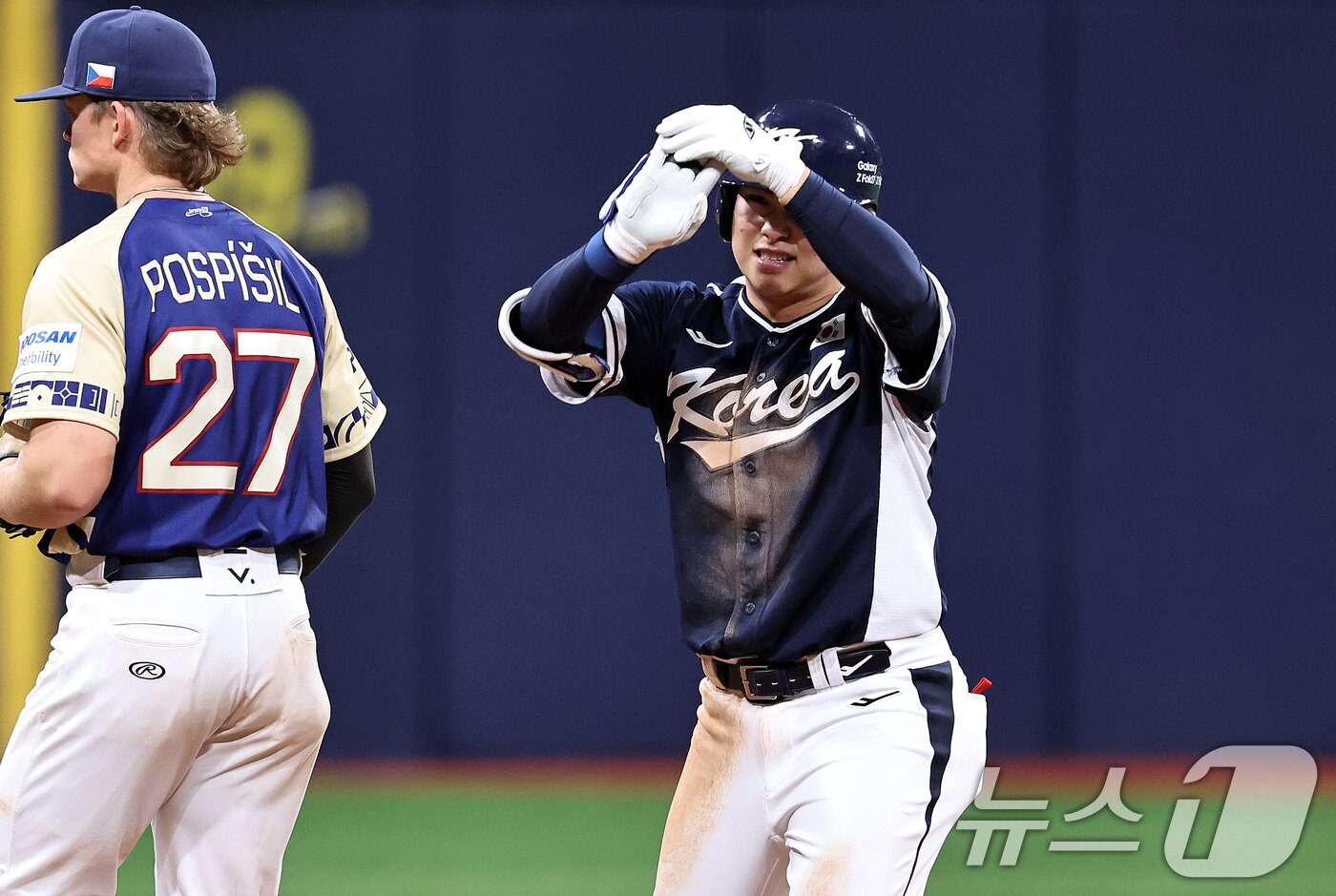 본문 이미지 - 9일 오후 서울 구로구 고척스카이돔에서 열린 2026 WBC 대비 평가전 '2025 네이버 K-베이스볼 시리즈(K-BASEBALL SERIES)' 체코와의 2차전 경기. 대한민국 문현빈이 9회초 2사 2루때 1타점 2루타를 친 뒤 세리머니하고 있다. 2025.11.9/뉴스1 ⓒ News1 구윤성 기자