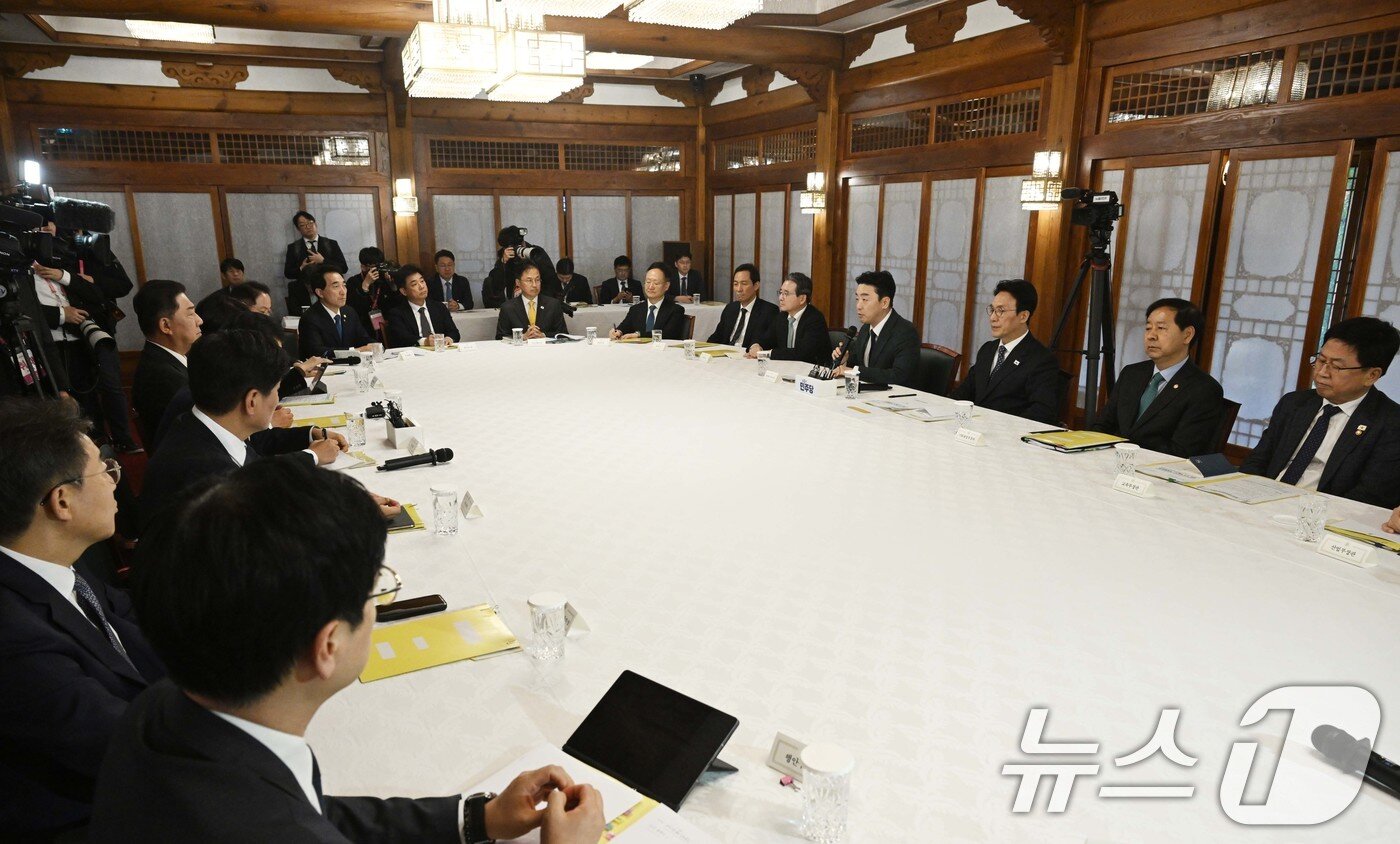 본문 이미지 - 강훈식 대통령실 비서실장이 9일 서울 종로구 국무총리공관에서 열린 고위당정협의회에서 발언하고 있다. &#40;공동취재&#41;2025.11.9/뉴스1 ⓒ News1 이광호 기자