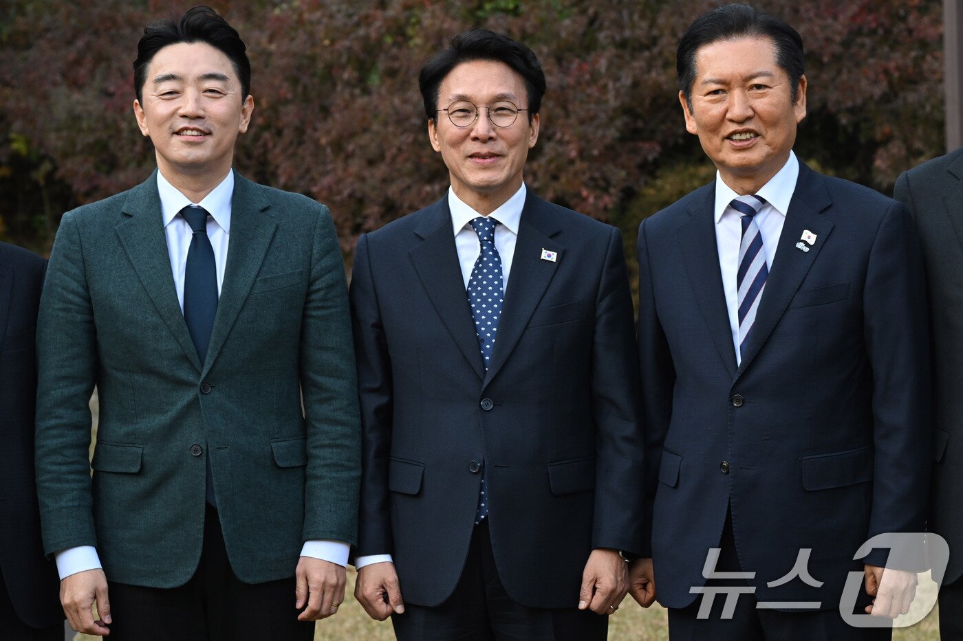 본문 이미지 - 김민석 국무총리(가운데)와 정청래 더불어민주당 대표(오른쪽), 강훈식 대통령실 비서실장이 9일 서울 종로구 삼청동 총리공관에서 열린 고위당정협의회에서 기념촬영을 하고 있다. (공동취재) 2025.11.9/뉴스1 ⓒ News1 이광호 기자