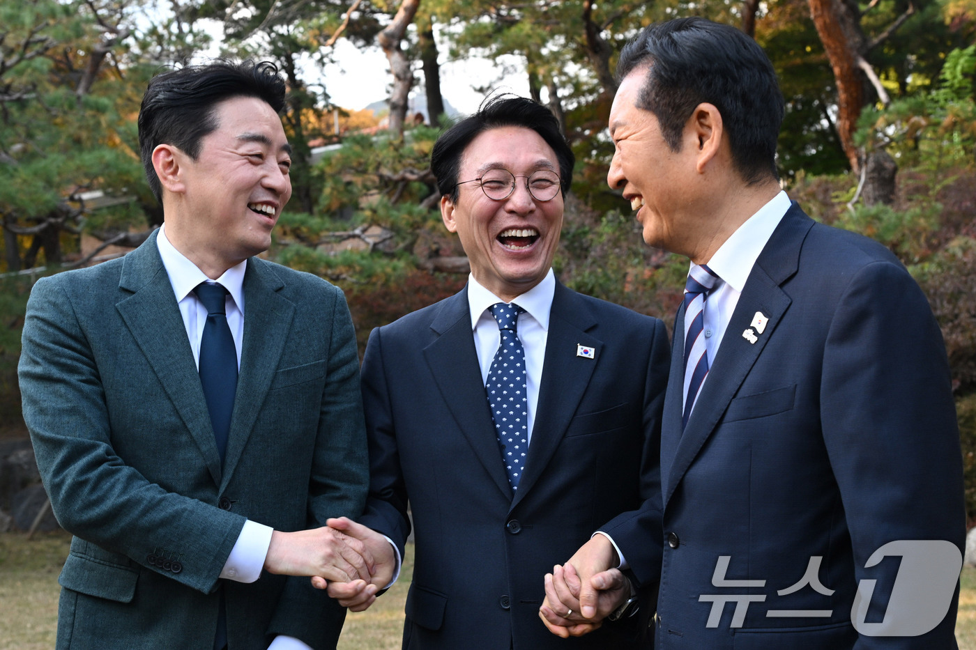 (서울=뉴스1) 이광호 기자 = 김민석 국무총리(가운데)와 정청래 더불어민주당 대표(오른쪽), 강훈식 대통령실 비서실장이 9일 서울 종로구 삼청동 총리공관에서 열린 고위당정협의회에 …