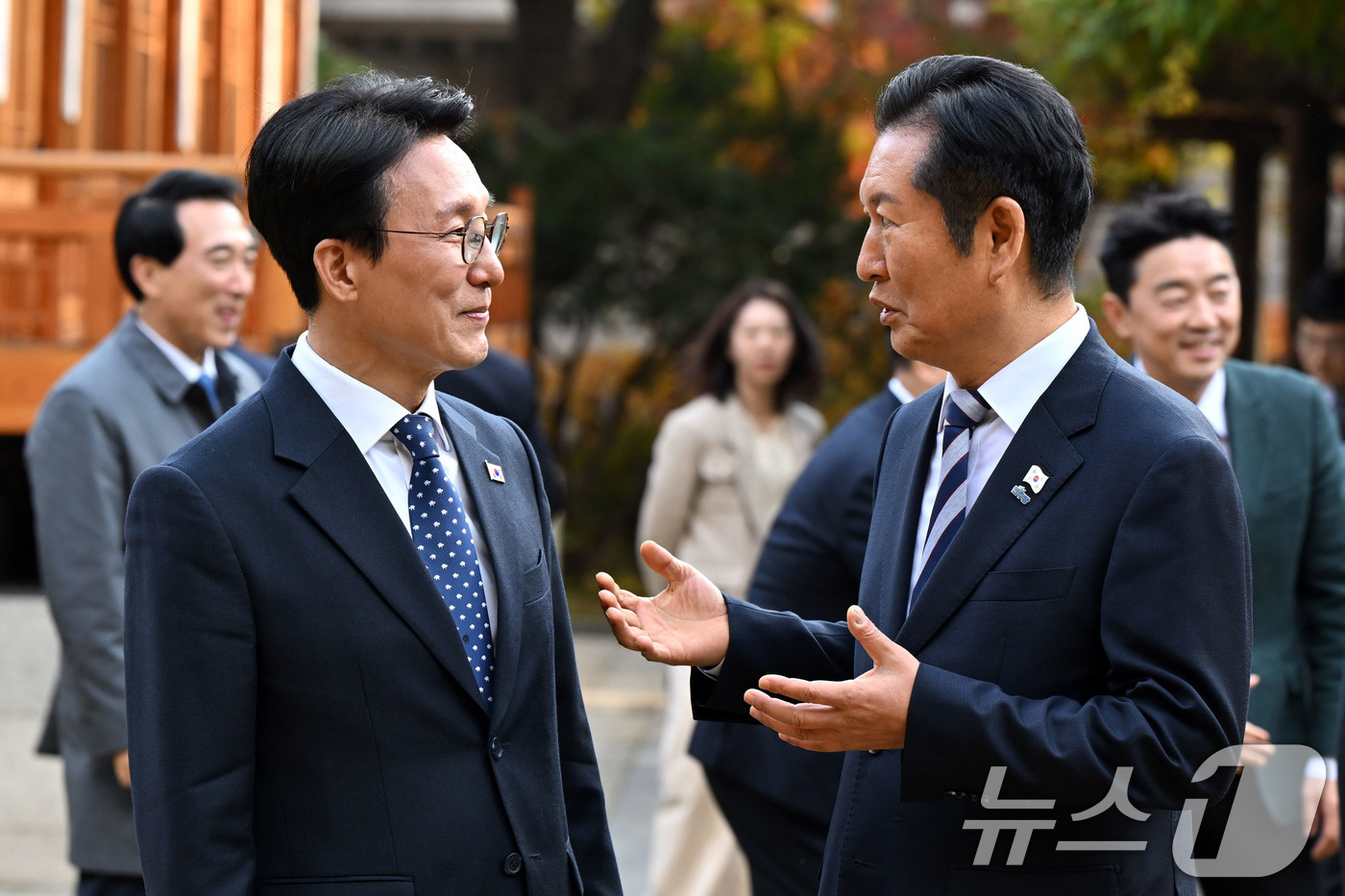 (서울=뉴스1) 이광호 기자 = 김민석 국무총리(왼쪽)가 9일 서울 종로구 총리 공관에서 열린 고위당정협의회에 앞서 정청래 더불어민주당 대표와 대화하고 있다. (공동취재) 2025 …