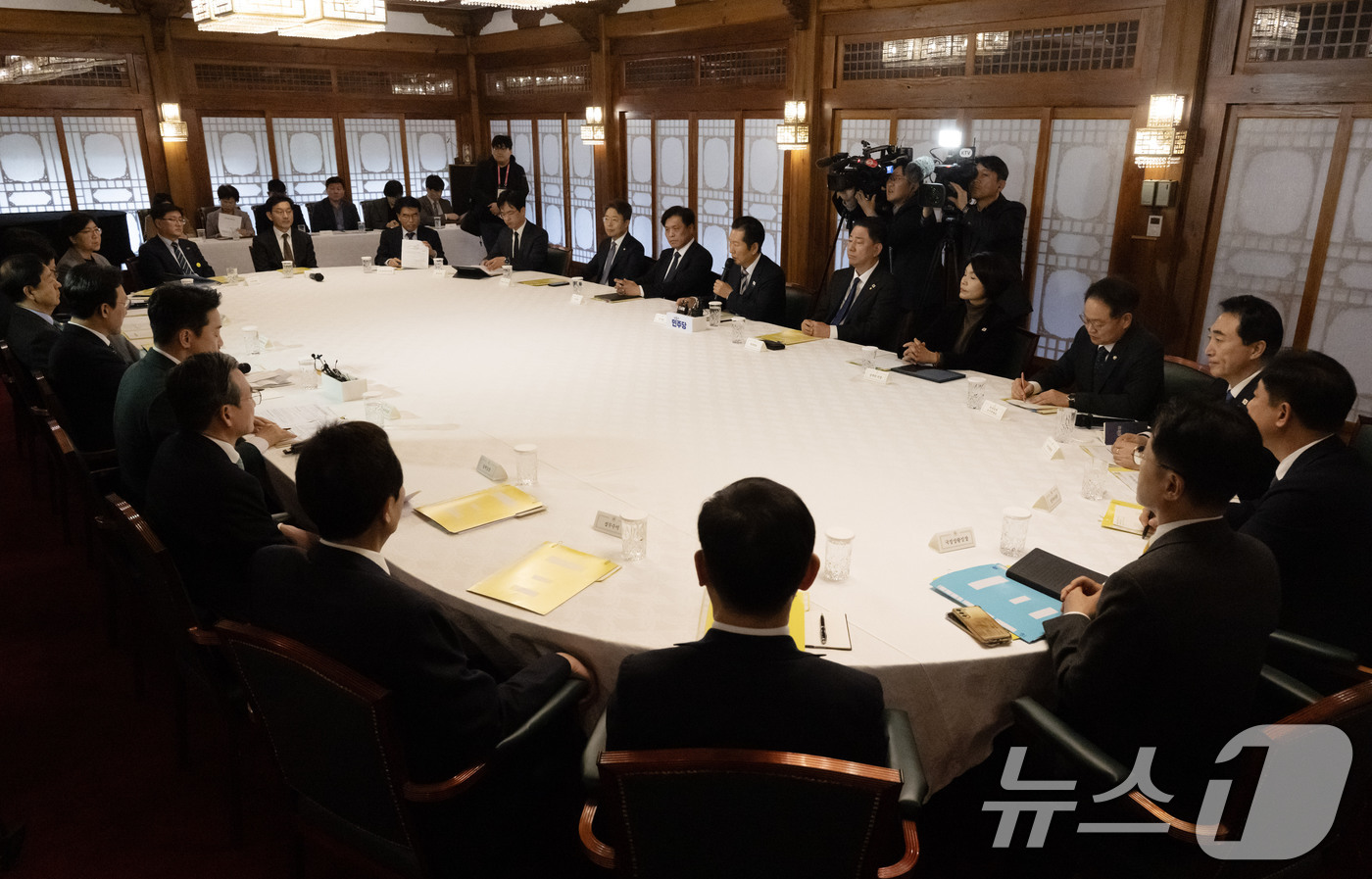 (서울=뉴스1) 이광호 기자 = 정청래 더불어민주당 대표가 9일 서울 종로구 총리 공관에서 열린 고위당정협의회에 참석해 발언하고 있다. (공동취재) 2025.11.9/뉴스1