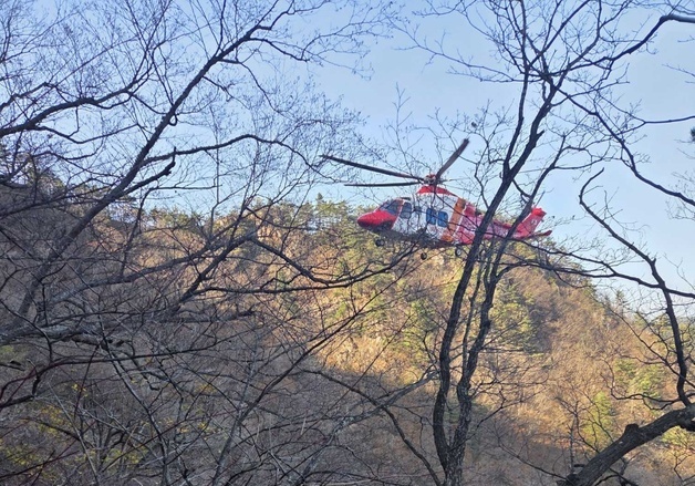 설악산 금강굴 인근서 60대 등산객 추락…헬기로 병원 이송