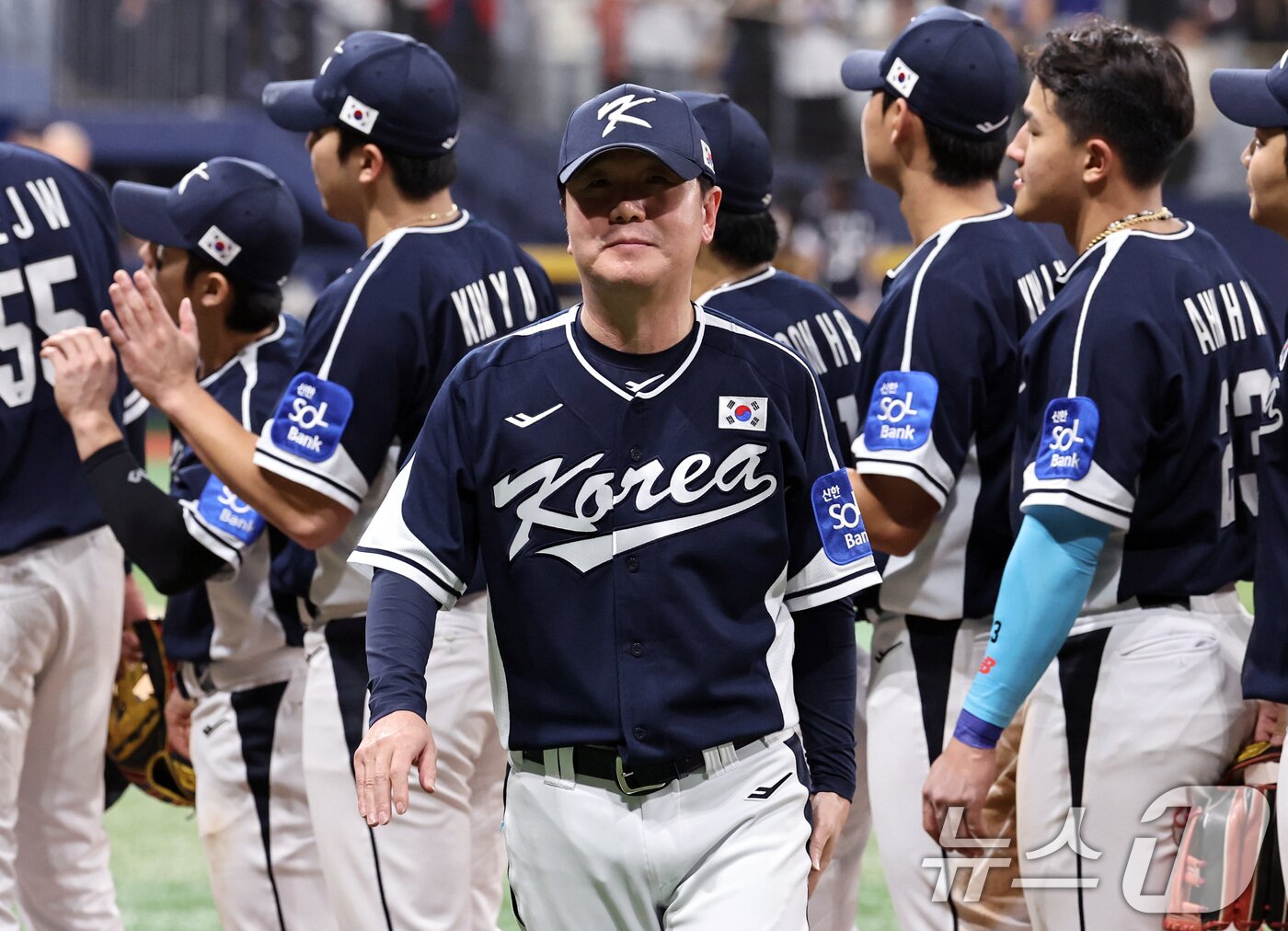 본문 이미지 - 9일 오후 서울 구로구 고척스카이돔에서 열린 2026 WBC 대비 평가전 '2025 네이버 K-베이스볼 시리즈(K-BASEBALL SERIES)' 체코와의 2차전 경기. 체코에 11대 1 대승을 거둔 대표팀 류지현 감독이 경기장을 나서고 있다. 2025.11.9/뉴스1 ⓒ News1 구윤성 기자