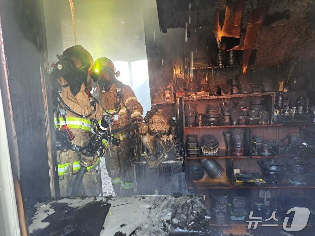 본문 이미지 - 9일 강원 원주 관설동 주택 화재 현장.&#40;강원도소방본부 제공, 재판매 및 DB 금지&#41; 2025.11.9/뉴스1