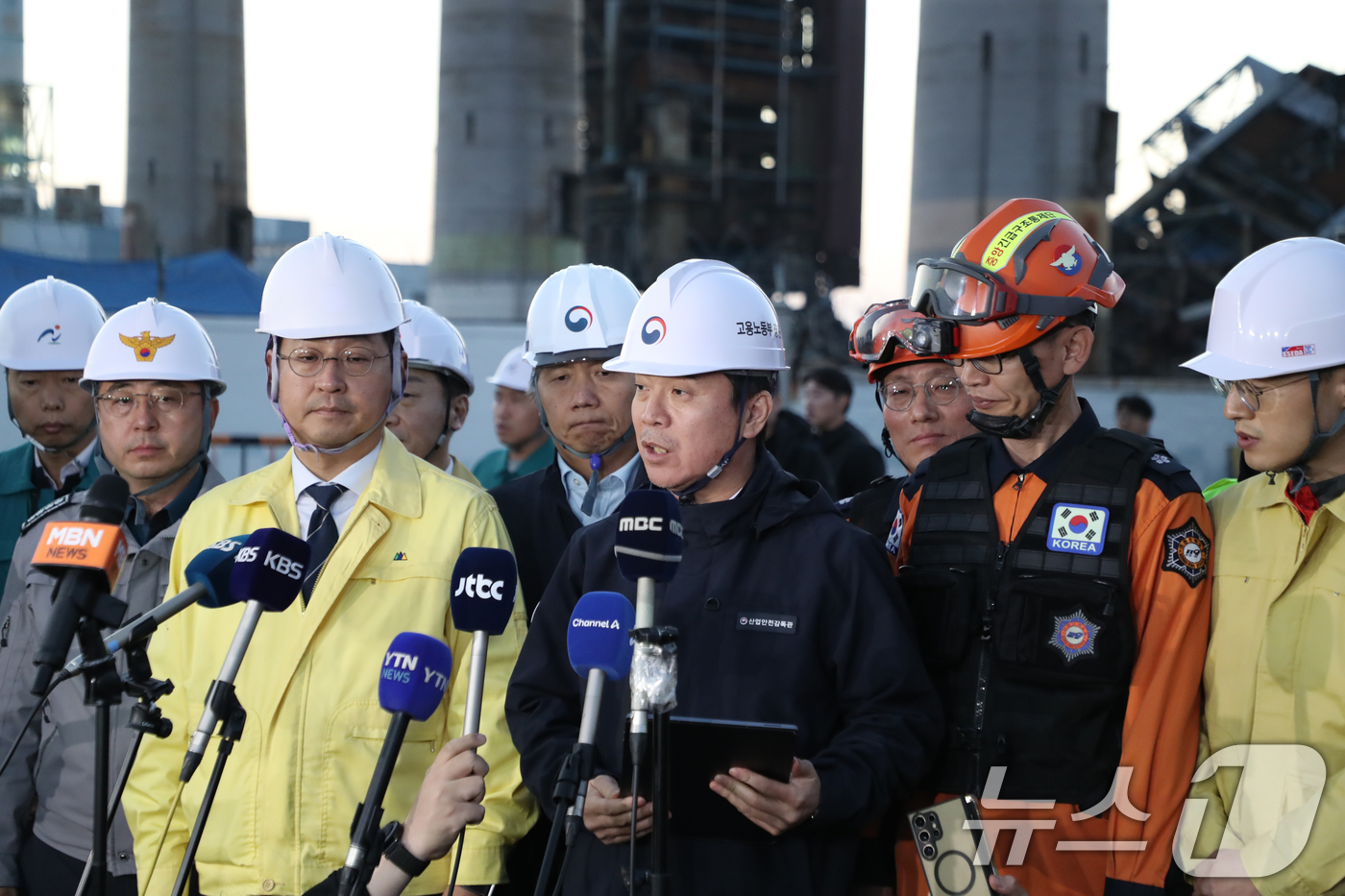 (울산=뉴스1) 조민주 기자 = 김영훈 고용노동부 장관이 울산화력발전소 붕괴사고 나흘째인 9일 사고 현장에서 중앙사고수습본부 브리핑을 하고 있다. 2025.11.9/뉴스1