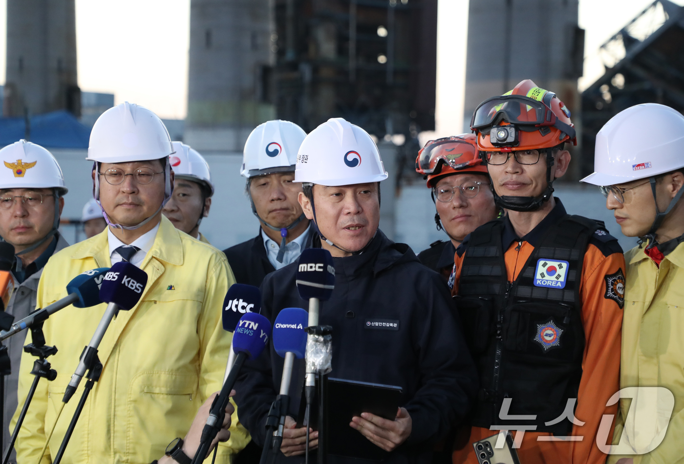 (울산=뉴스1) 조민주 기자 = 김영훈 고용노동부 장관이 울산화력발전소 붕괴사고 나흘째인 9일 사고 현장에서 중앙사고수습본부 브리핑을 하고 있다. 2025.11.9/뉴스1