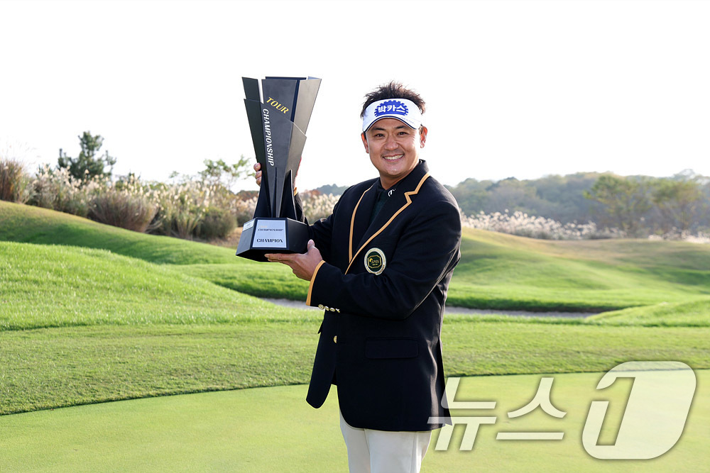 (서울=뉴스1) 박지혜 기자 = 박상현이 9일 제주도 서귀포시 테디밸리 골프앤리조트에서 열린 한국프로골프(KPGA) 투어 챔피언십 인 제주에서 우승을 차지한 뒤 기념 촬영하고 있다 …