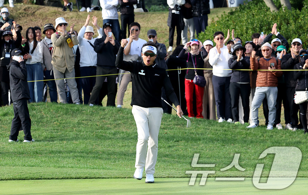 (서울=뉴스1) 박지혜 기자 = 박상현이 9일 제주도 서귀포시 테디밸리 골프앤리조트에서 열린 한국프로골프(KPGA) 투어 챔피언십 인 제주에서 우승을 차지한 뒤 기뻐하고 있다. ( …